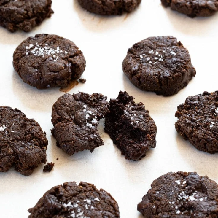 生酮雙倍巧克力豆餅乾 -巧克力超濃郁，一鍋到底超簡單！淨碳2.5g