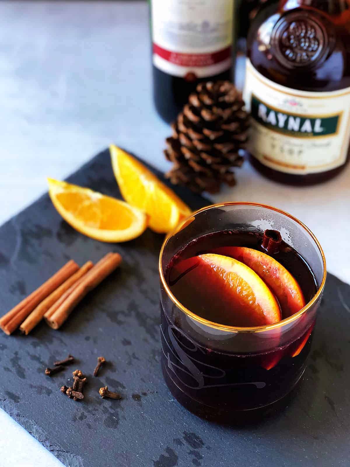 水果熱紅酒 Mulled Wine-暖到心坎的聖誕飲料！5種材料5分鐘，低醣無糖